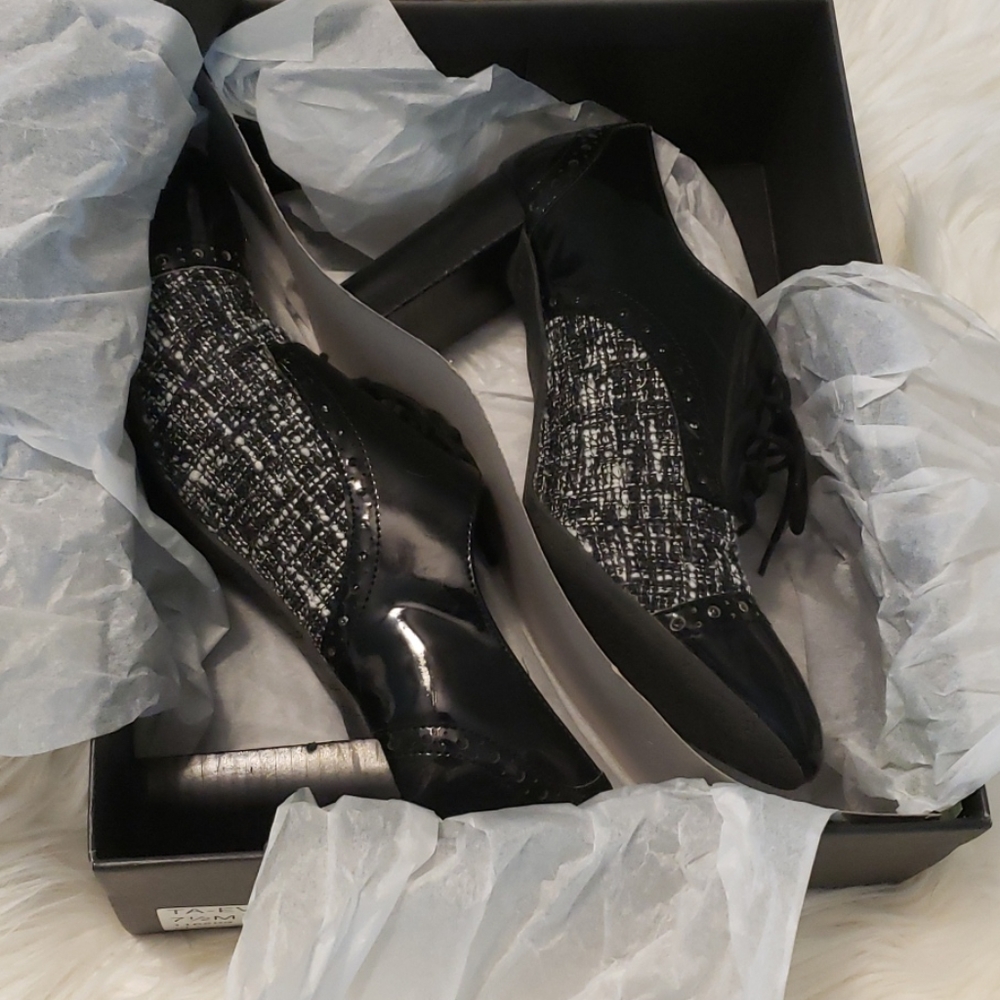 NWOT Tahari Evo high-heel oxford